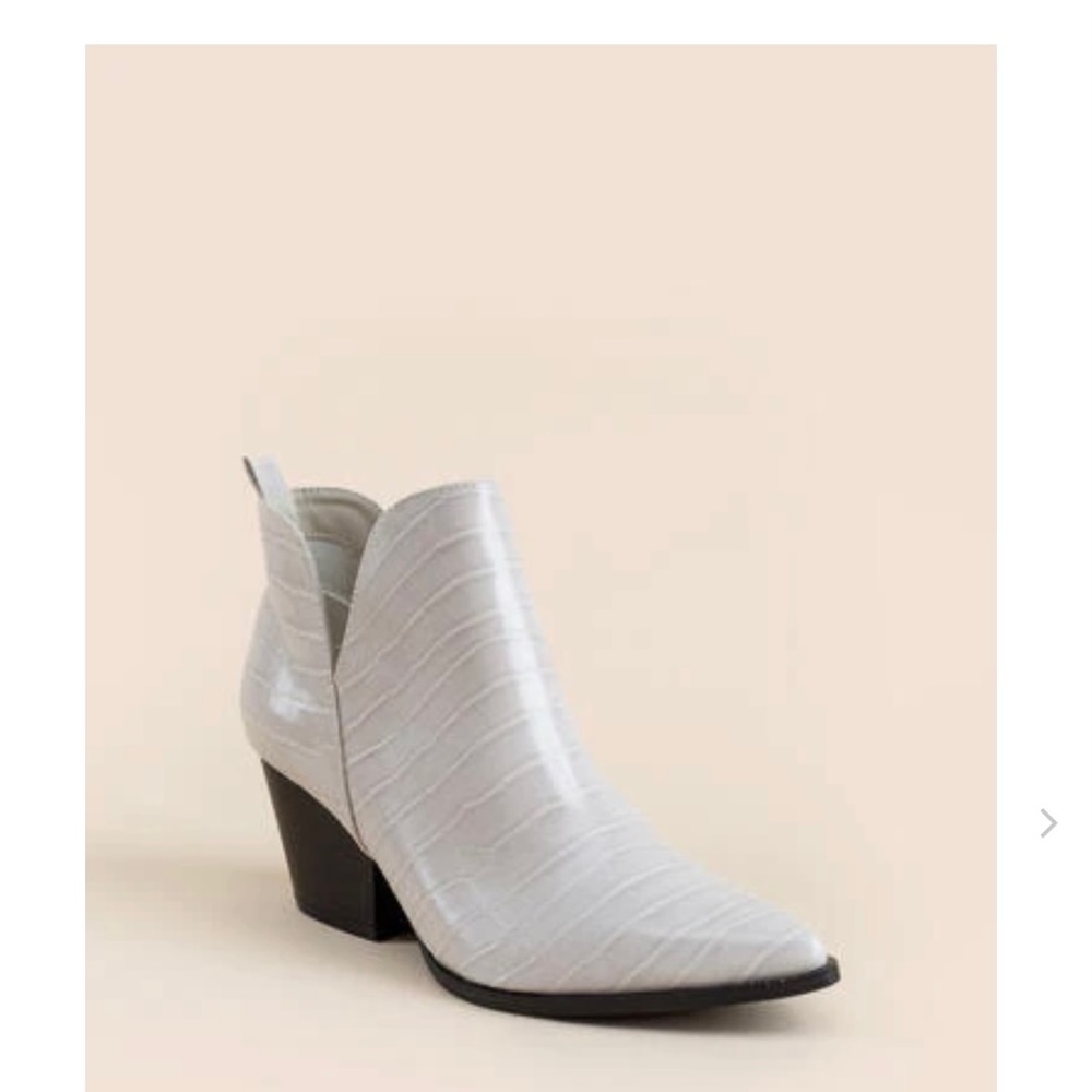 Cupid Vaca v cut out booties